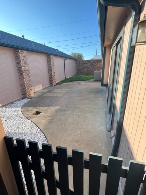 Outdoor area - 1050 League St S