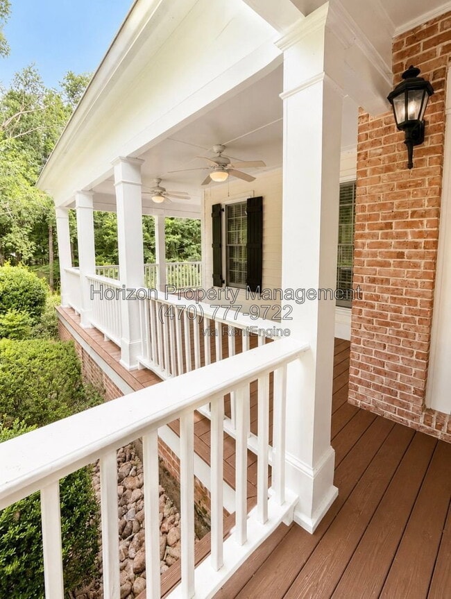 Building Photo - 3235 Bentwood Close