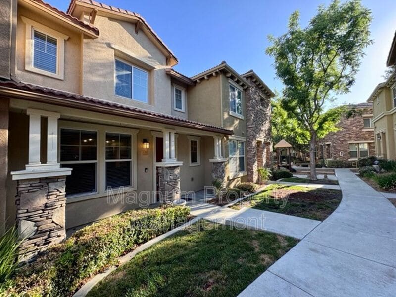 Foto principal - 30505 Canyon Hills Rd