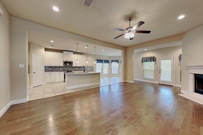 Building Photo - 7417 Rose Crest Blvd