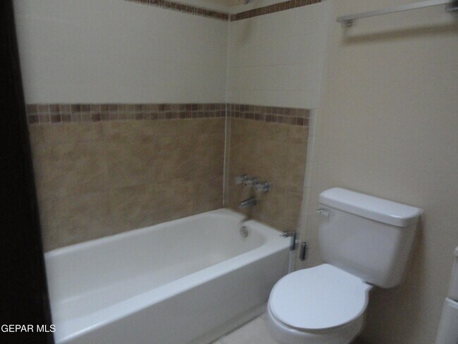 Building Photo - 619 White Cliffs Dr