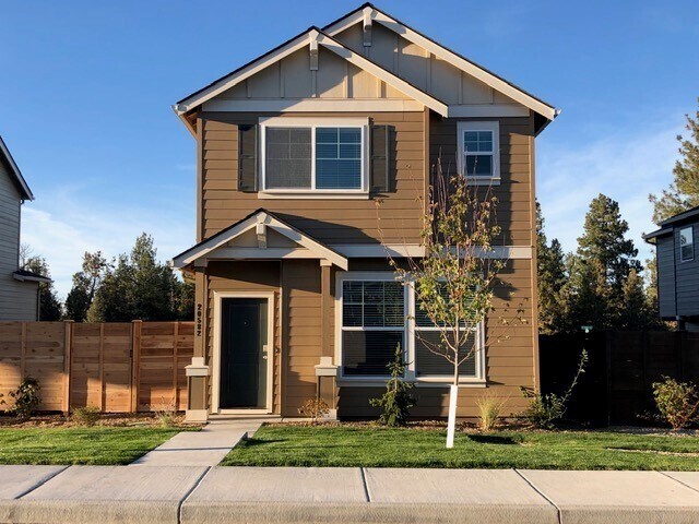 Foto principal - Three Bedroom House in SE Bend