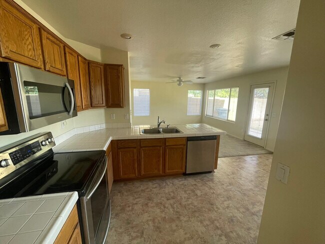 Foto del edificio - 324 W Colt Rd