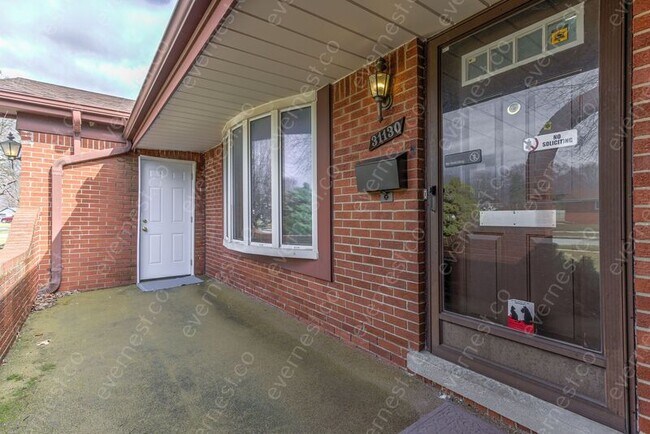 Foto del edificio - 31130 Roan Ave