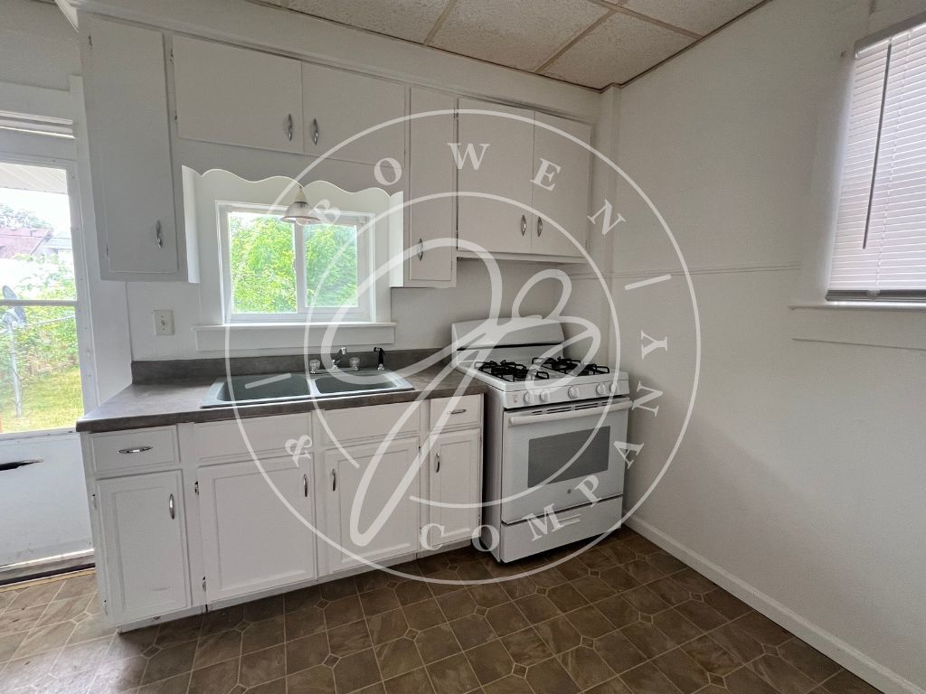 Building Photo - Large 3 Bedroom home with 2 full Baths in ...