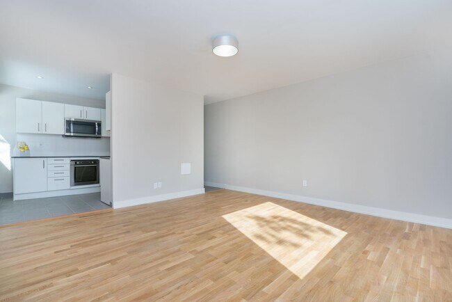 Photo du bâtiment - 3008-3010 Queen St E.