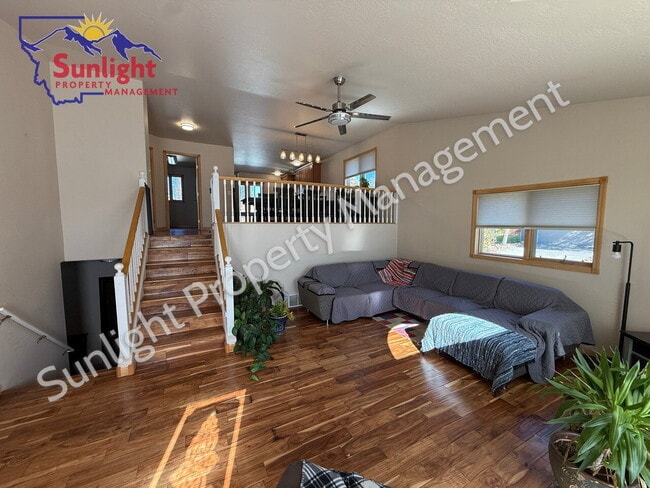 Building Photo - Spacious 5 Bed, 3 Bath Home with Triple Ga...