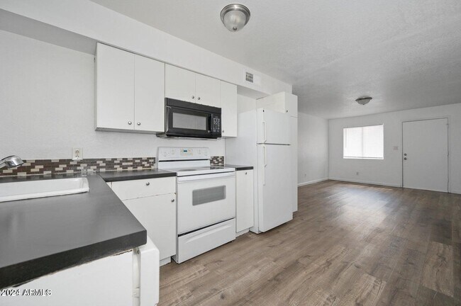 Building Photo - 2049 W Hayward Ave