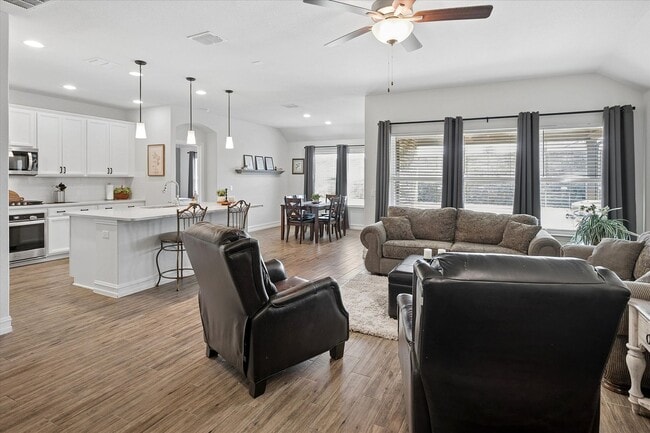 Building Photo - Immaculate 3 Bed, 2 Bath
