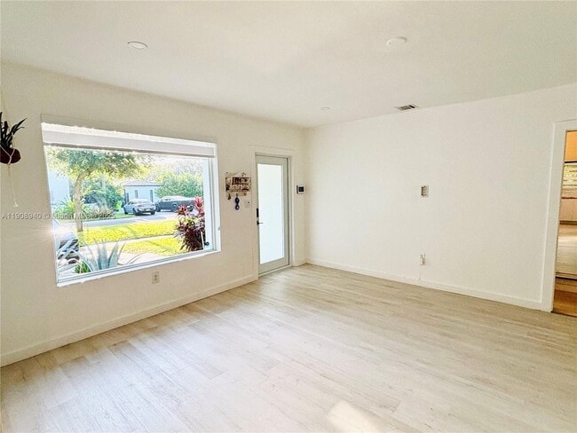 Foto del edificio - 330 NE 88th St