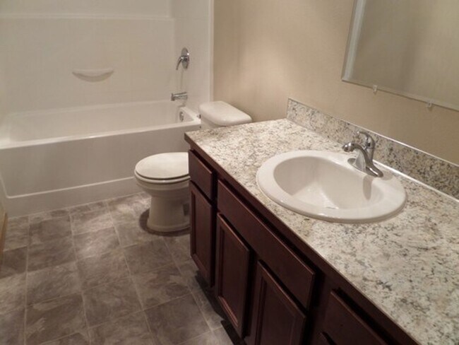 Building Photo - Fantastic Newer 3 Bedroom, 2 Bath Home on ...
