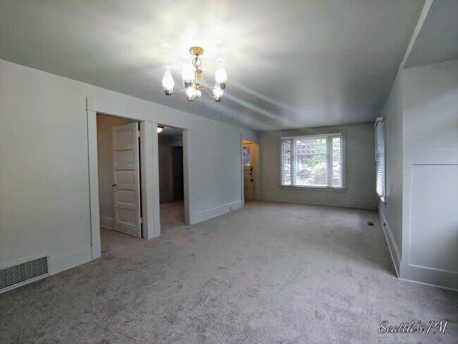 Foto del edificio - Roomy U district home