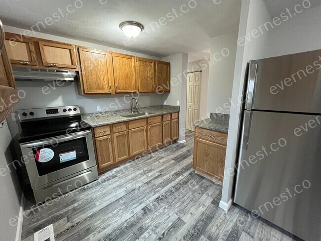 Foto del edificio - 215 Kingswood Trail Dr