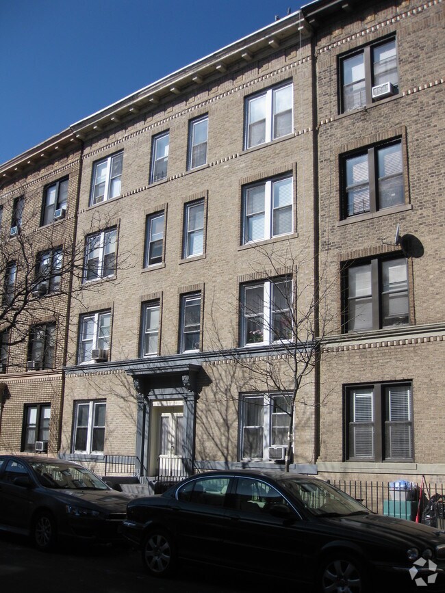 Foto del edificio - 61-31 Madison St