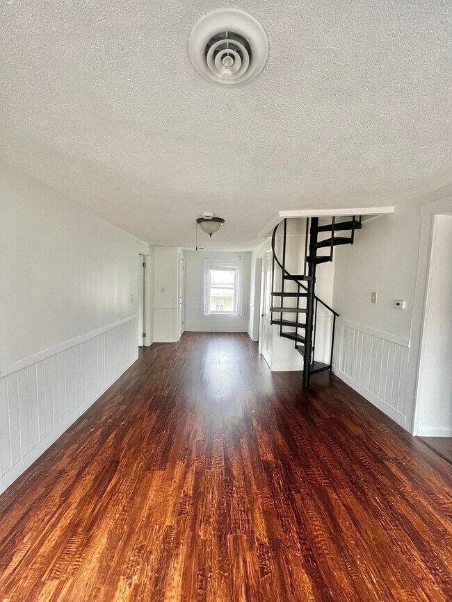 Building Photo - 394 Main St