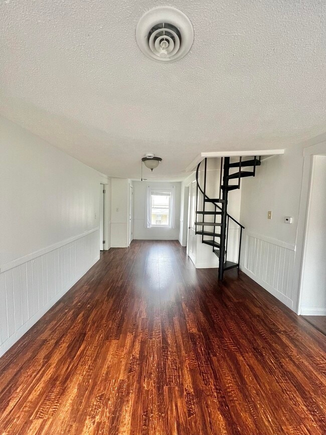 Building Photo - 394 Main St