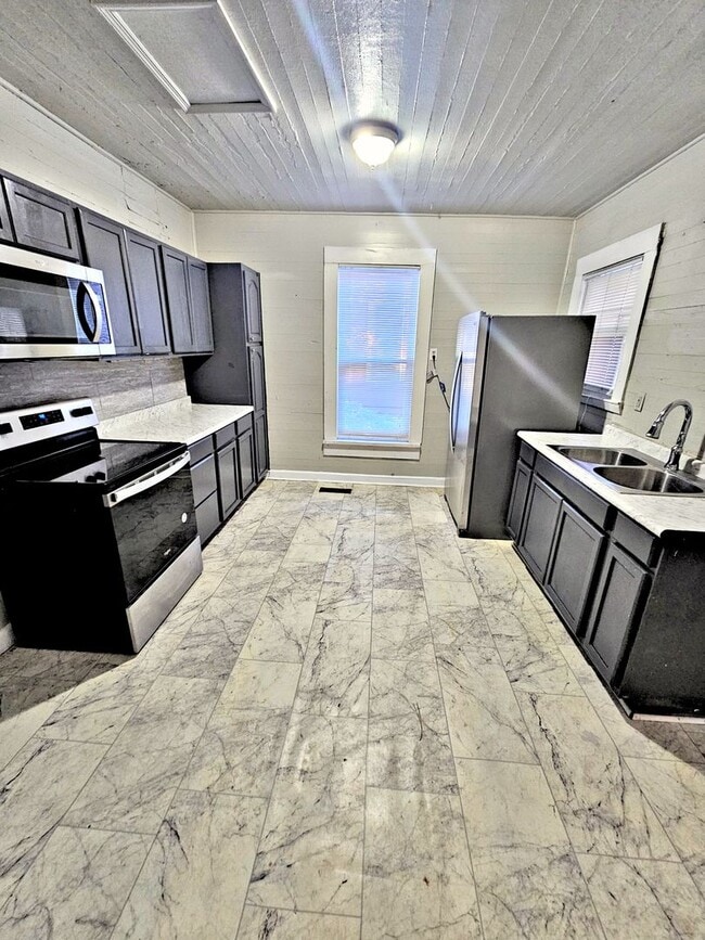 Foto del edificio - 613 3rd Ave SW