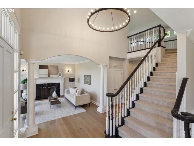 Building Photo - Exquisite 4+ Bed, 4 Bath Home in Sought Af...