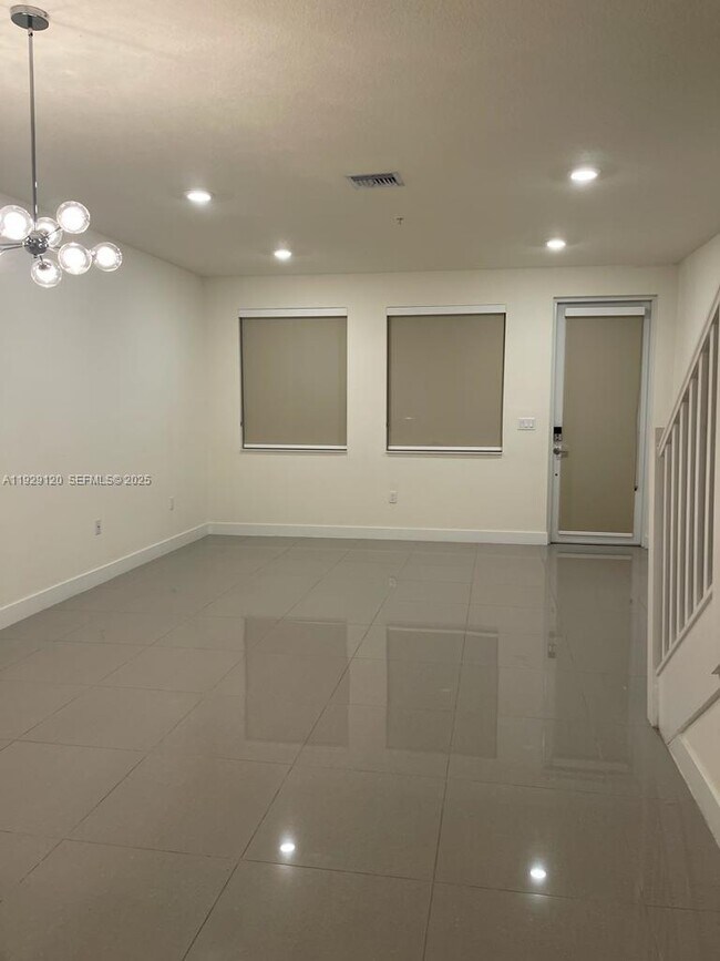 Foto del edificio - 6416 NW 102nd Ct