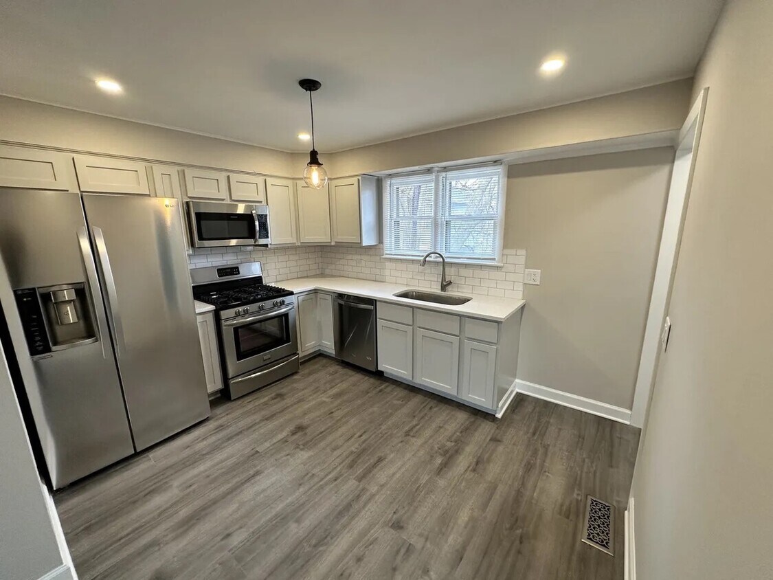 2424 Green Bay Rd Unit R, Highland Park, IL 60035 Apartments in