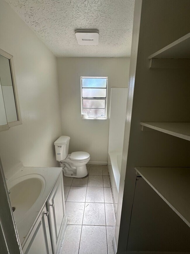 Foto del edificio - 3908 E 11th St