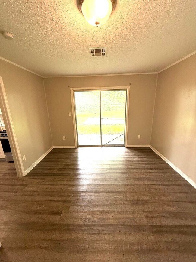 Foto del edificio - 5712 Roxboro Dr