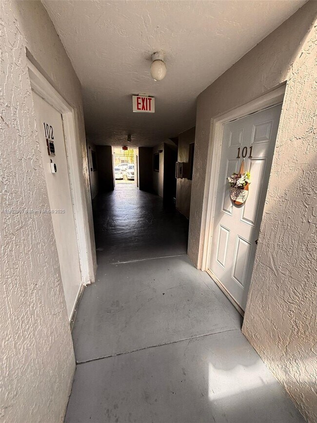 Building Photo - 2565 W 56th St