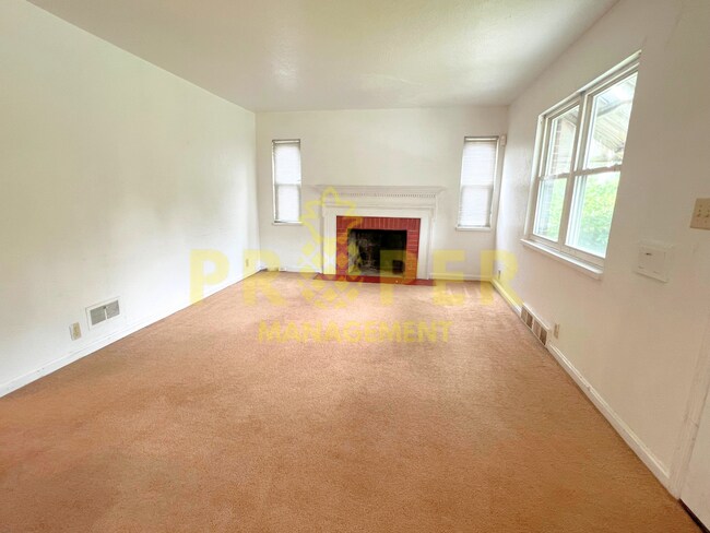 Building Photo - 3 BEDROOMS 1 BATHROOM HOUSE
