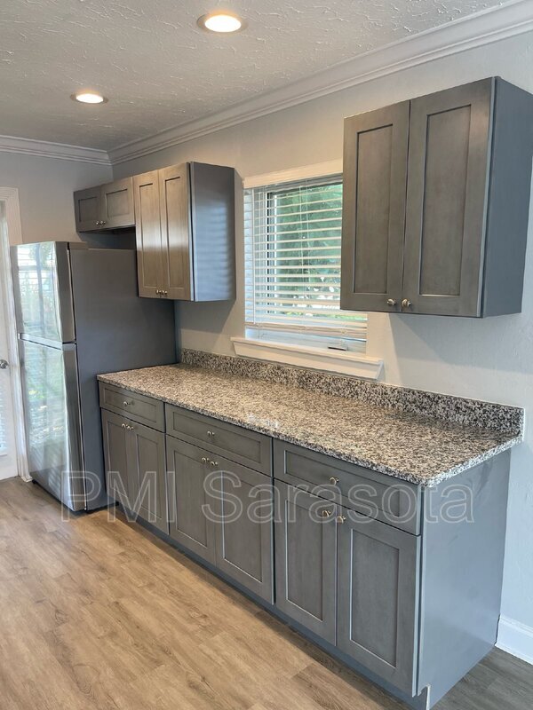 Foto principal - 6365 Gateway Ave