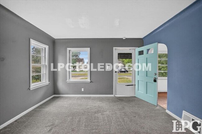 Building Photo - 3540 Bellevue Rd