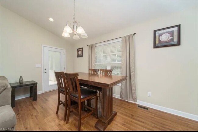 Foto del edificio - 119 Bluff Ct
