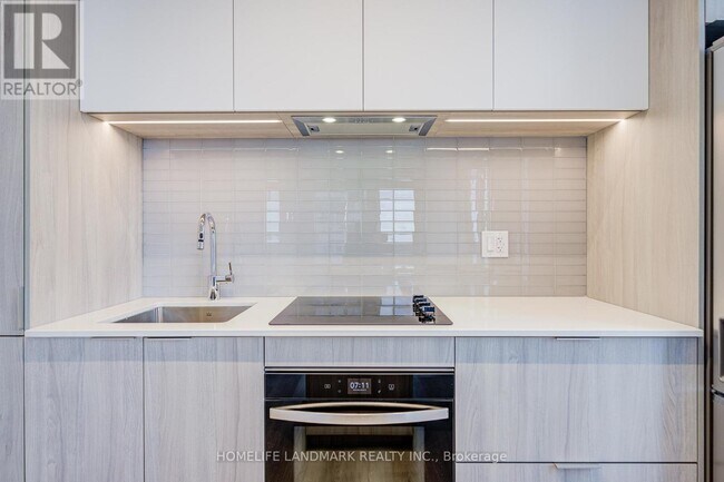 Photo du bâtiment - 395 Square One Dr