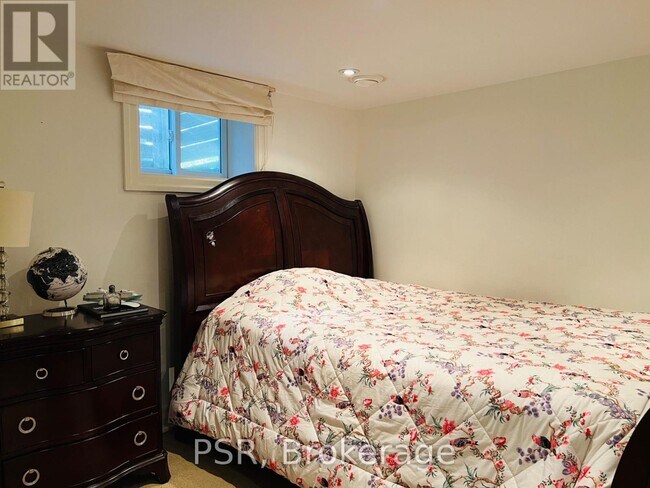 Photo du bâtiment - 2b Roycrest Ave