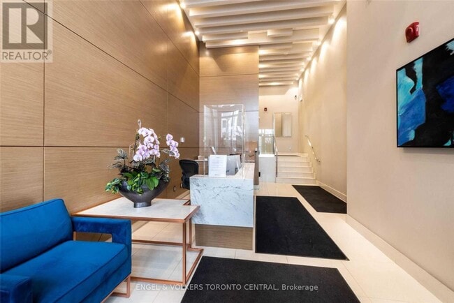 Photo du bâtiment - 835-835 St Clair Ave W