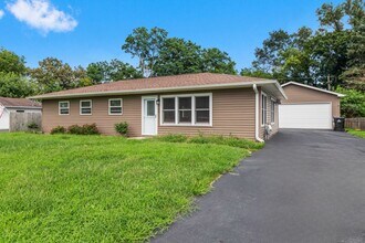 Building Photo - 2302 Manor Ln