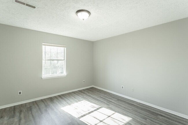 Building Photo - 3380 Shadowlawn Dr