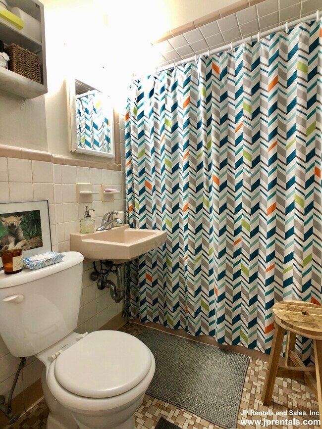 Foto del edificio - 594 Centre St