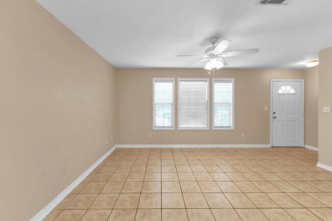 Building Photo - 112 Vista Way