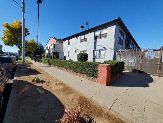 Foto del edificio - 7333 Woodman Ave