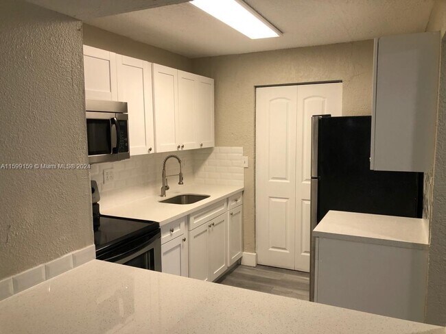 Foto del edificio - 18725 NW 62nd Ave