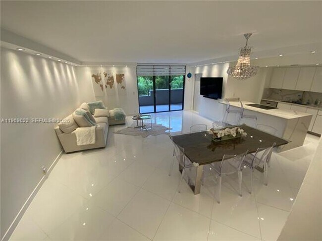 Foto del edificio - 121 Crandon Blvd