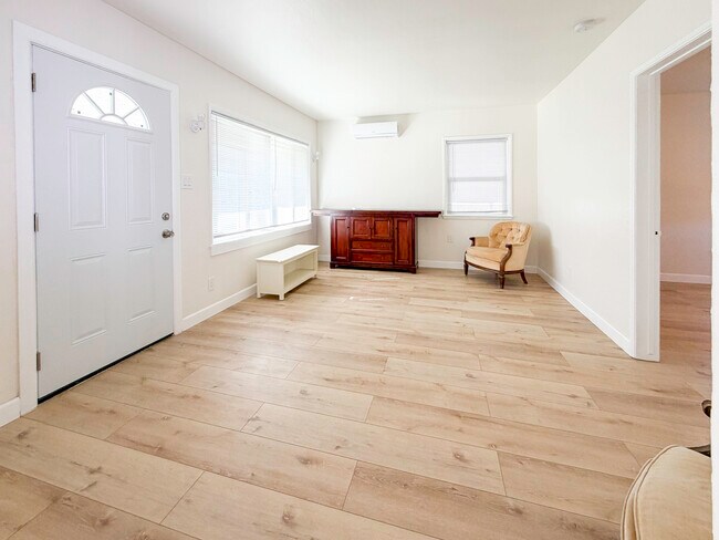 Building Photo - 1722 E Victoria Ave