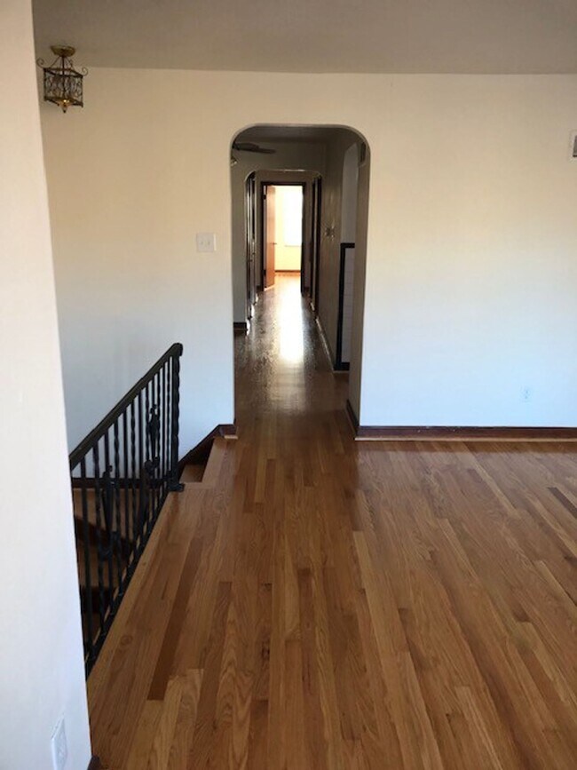 Building Photo - 5327 Jamieson Ave