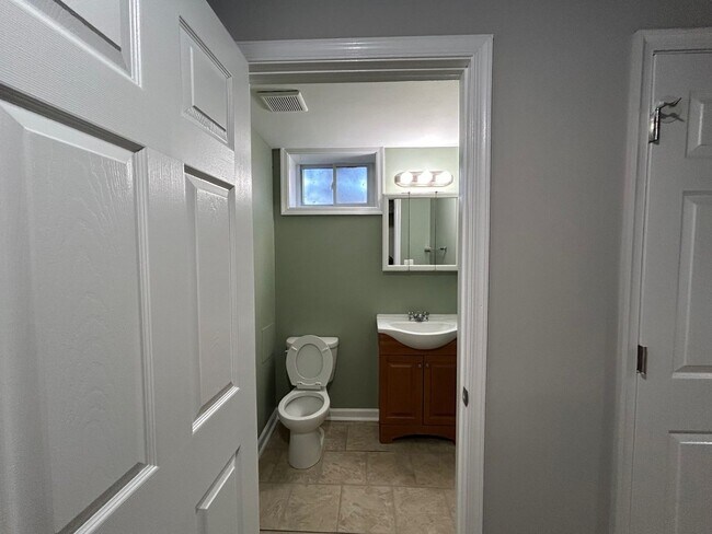 Foto del edificio - 3 Bedrooms and 1.5 baths Available!