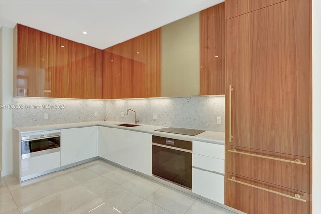 Building Photo - 2655 S Bayshore Dr