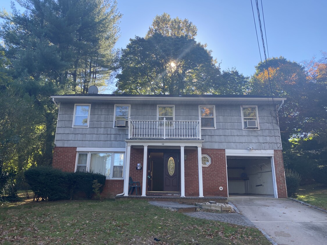 Primary Photo - 10 Pickwood Ln