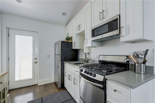 Building Photo - 1126 1/2 Chicon St