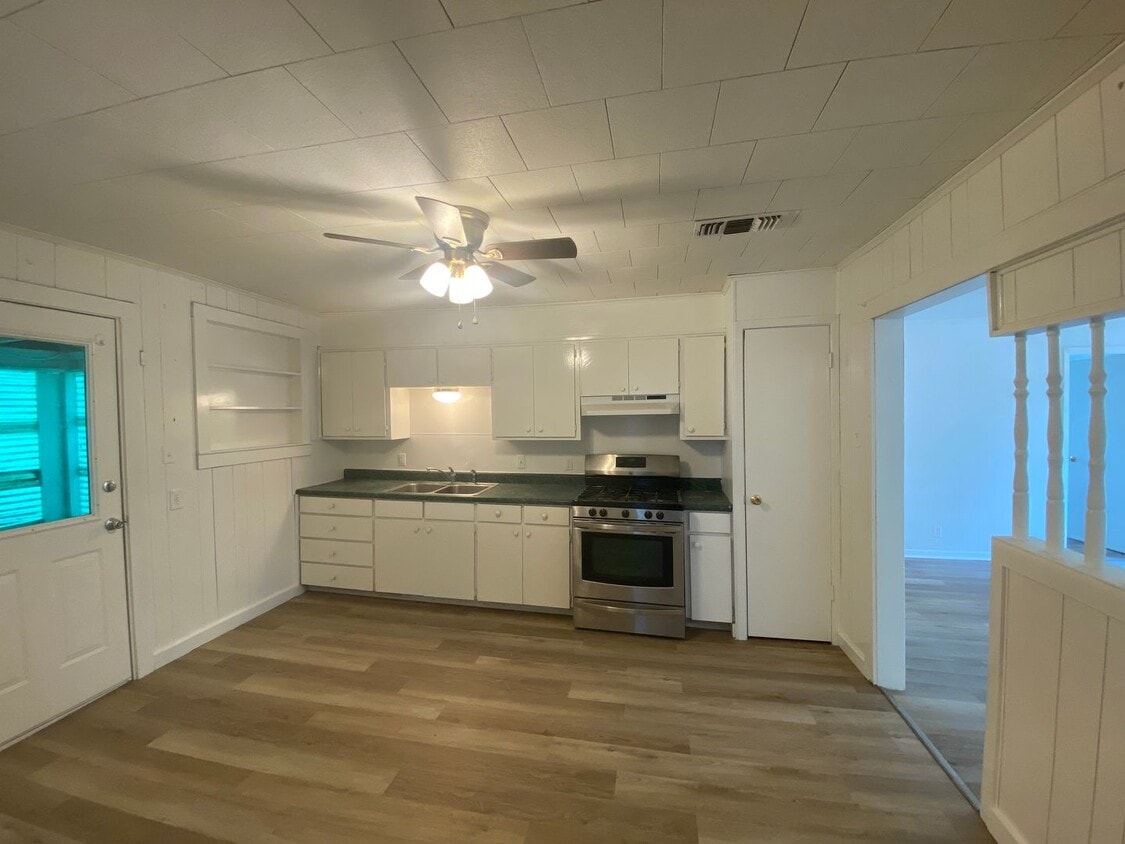 Primary Photo - Cute 3-Bedroom Home + Office with back pat...