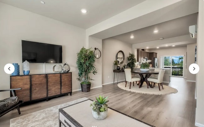Building Photo - OakPointe spacious 2-bedroom Town Home wit...
