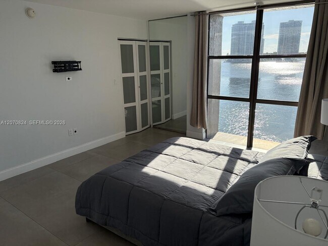 Foto del edificio - 17600 N Bay Rd